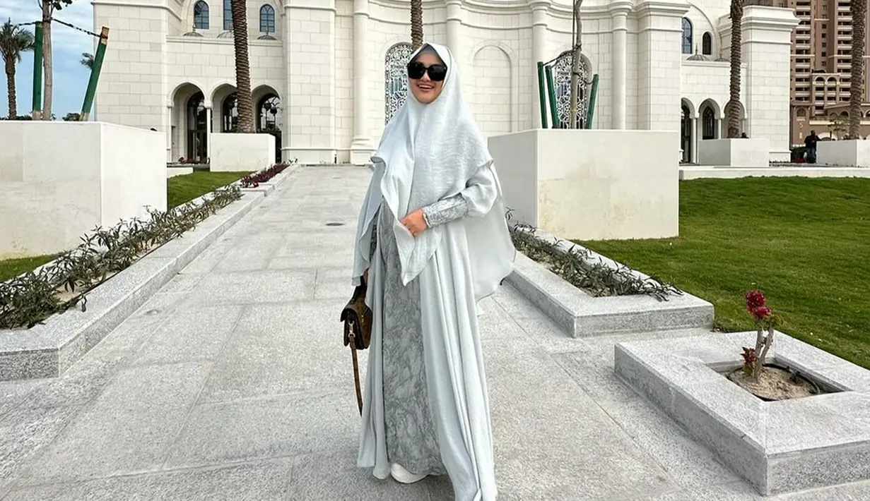 Melalui akun Instagram, Fitri Carlina beberapa kali mengunggah gaya OOTD saat memakai hijab. Unggahan wanita 36 tahun ini pun langsung mencuri perhatian banyak netizen. (Liputan6.com/IG/@fitricarlina)