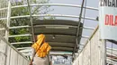 Warga melintasi jembatan penyeberangan orang (JPO) Jayakarta di kawasan Menteng, Jakarta, Kamis (12/11/2020). Kondisi JPO yang dibangun pada pertengahan 2016 tersebut kini sangat memprihatinkan dengan atap yang sebagian hilang. (Liputan6.com/Faizal Fanani)