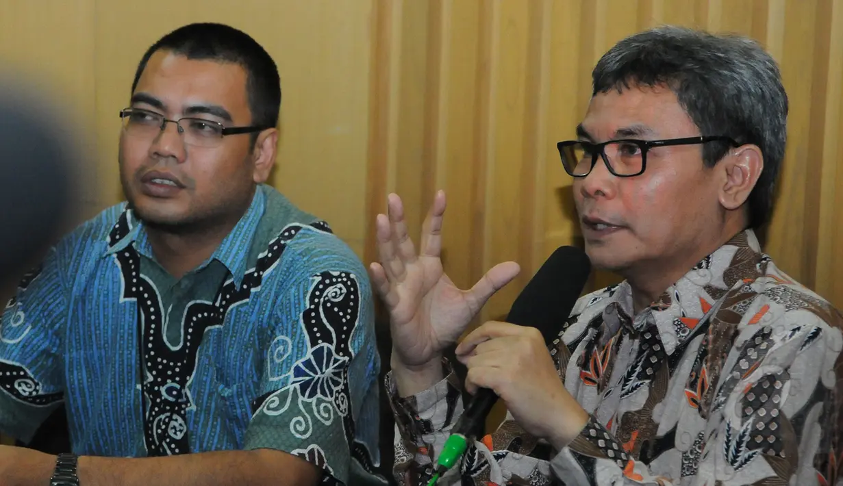 Plt Komisioner KPK, Johan Budi SP memberikan keterangan saat konferensi pers di Gedung KPK, Jakarta, Jumat (10/4/2015). KPK menangkap anggota Komisi IV DPR dari Fraksi PDI Perjuangan, Adriansyah di Swiss Belhotel Bali. (Liputan6.com/Herman Zakharia)