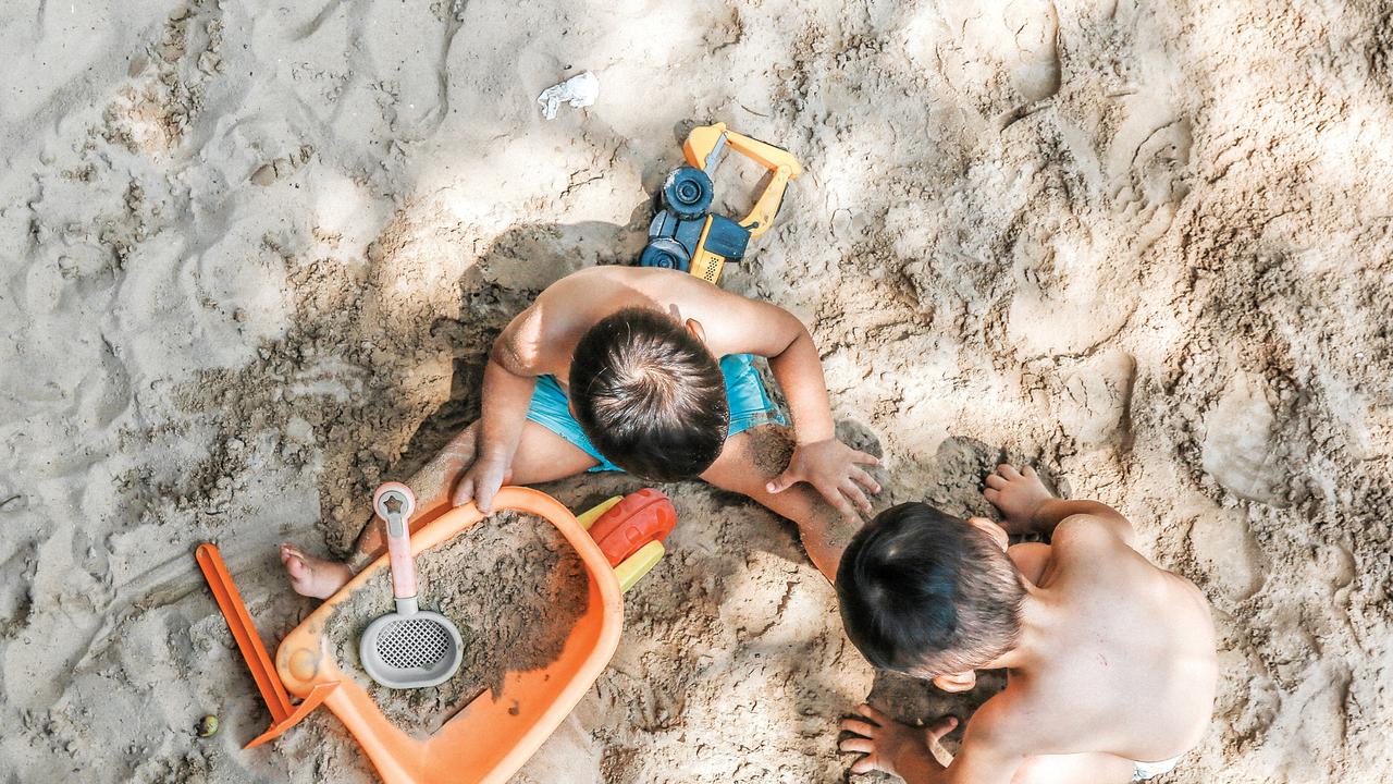 Ilustrasi anak-anak bermain di pantai (unsplash)