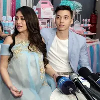 Ditemui di kawasan Jakarta Selatan, Minggu (20/8/2017), keduanya menceritakan pesta 7 bulanan yang digelarnya saat itu. Acara yang mengusung nuansa barat itu lebih akrab dengan sebutan Baby Shower. (Deki Prayoga/Bintang.com)