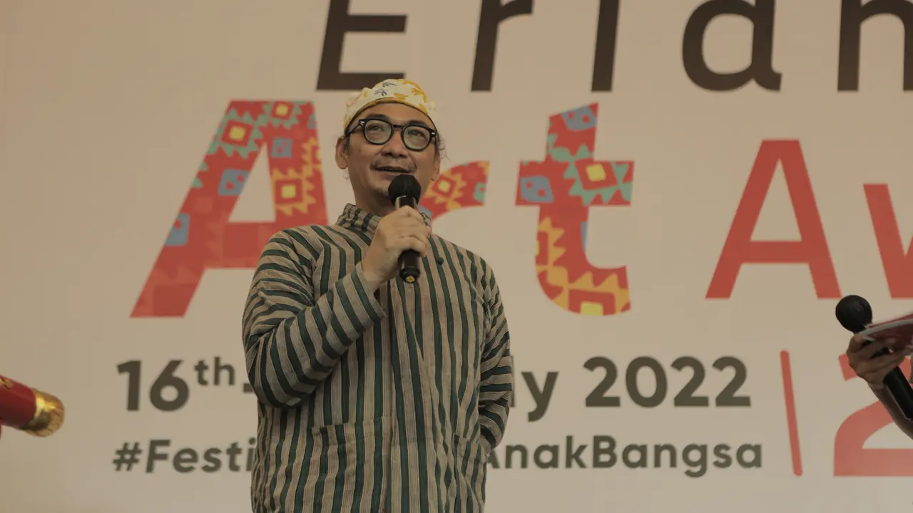 Seniman Heri Dono. (Foto: Dok. Koleksi Penerbit Erlangga)