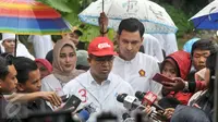 Cagub DKI Jakarta, Anies Baswedan memberi keterangan kepada awak media saat kunjungan ke Gang Sawo, Ampera, Jakarta Selatan, Senin (20/3). (Liputan6.com/Yoppy Renato)