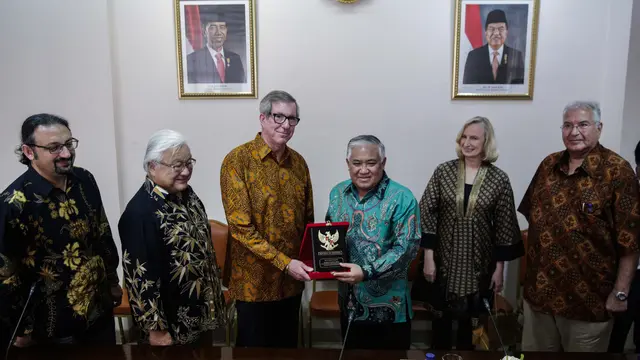 Utusan Khusus Presiden RI untuk Dialog dan Kerja Sama Antaragama dan Peradaban (UKP-DKAAP) Din Syamsuddin berbincang dengan tamu kehormatan dari Amerika Serikat di Sekretariat Negara Jalan Teuku Umar, Jakarta, Selasa (28/11).