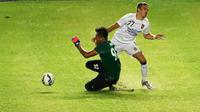 Pemain Bali United, Leonardo bertabrakan dengan kiper PSM Makasar pada laga Trofeo Persija di Stadion Utama Gelora Bung Karno, Jakarta, Sabtu (9/4/2016). (Bola.com/Nicklas Hanoatubun)