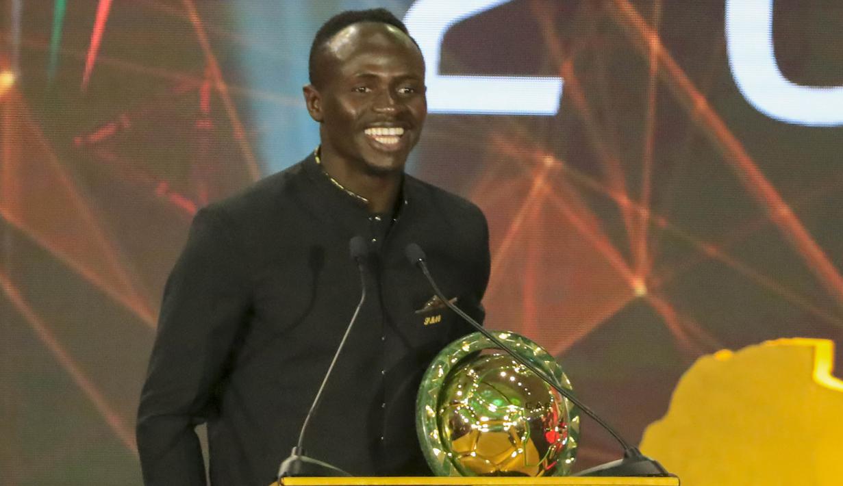 Penyerang Senegal, Sadio Mane, memberikan sambutan saat mendapatkan penghargaan sebagai pemain terbaik Afrika 2019 di Hurghada, Mesir, Rabu (8/1/2020). Pemain Liverpool ini mengalahkan Mohamed Salah dan Riyad Mahrez. (AFP/Khaled Desouki)