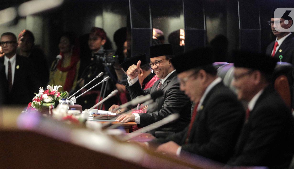 Gubernur DKI Jakarta Anies Baswedan mengacungkan jempolnya saat menghadiri pelantikan lima pimpinan DPRD DKI Jakarta di Gedung DPRD DKI Jakarta, Senin (14/10/2019). Wakil Ketua DPRD DKI Jakarta dijabat oleh Ahmad Suhaimi, Zita Anjani, M Taufik, dan Misan Samsuri. (Liputan6.com/Faizal Fanani)