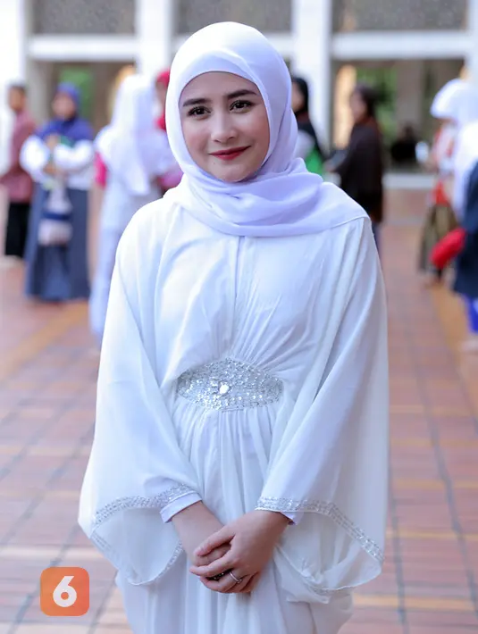 Salah satu ayat yang jadi favorit dari pemain film Danur itu adalah penggalan surat Ath Thalaq yang kerap disebut ayat 1000 Dinar. Bahkan, ayat itu jadi bacaan wajib bagi Prilly Latuconsina seusai menjalankan salat. (Deki Prayoga/Bintang.com)