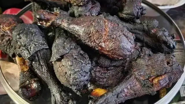 8 Potret Momen Apes Masak Ayam, Ada yang Gosong Hingga Jadi Abu