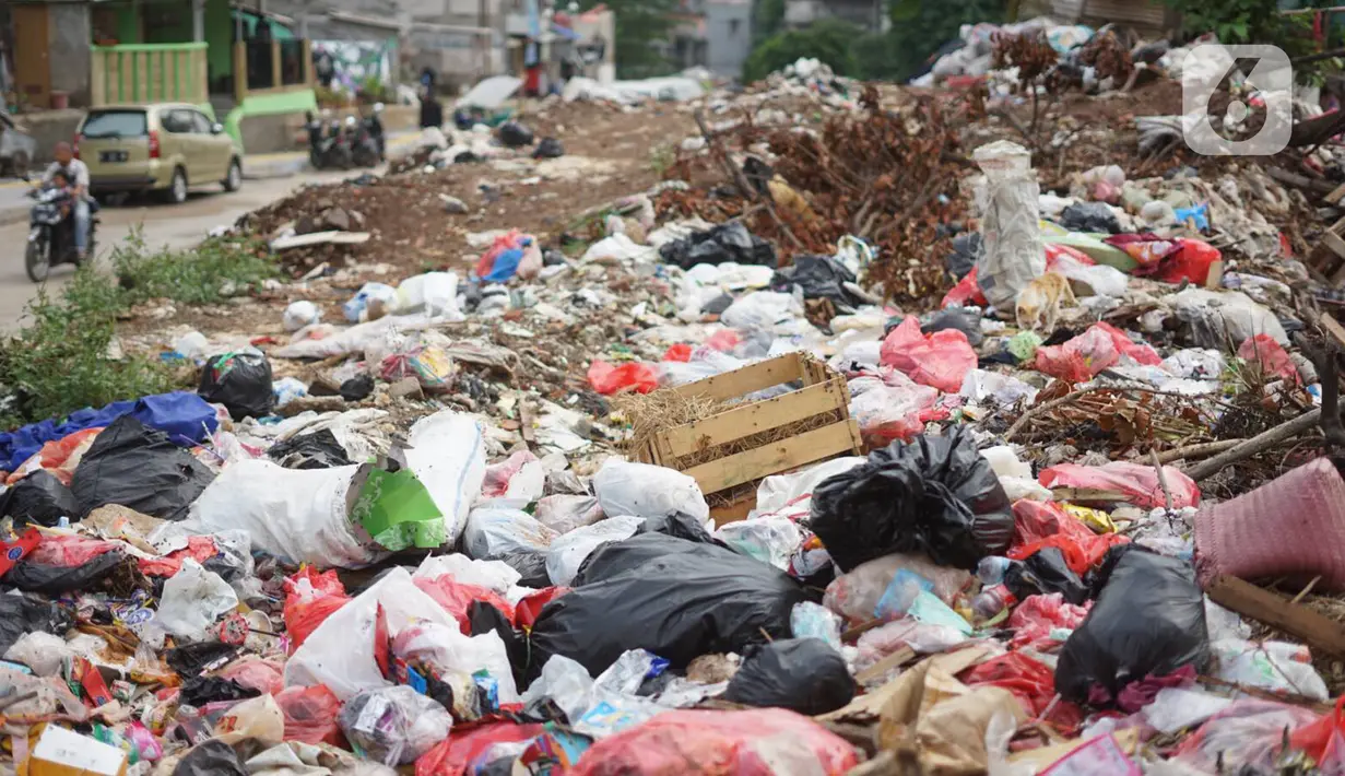 Tumpukan sampah menggunung di sekitar Jalan Masjid Al Makmur, Pejaten Timur, Pasar Minggu, Jakarta Selatan, Selasa (10/12/2019). Tumpukan sampah yang tidak hanya berasal dari warga sekitar menimbulkan bau tidak sedap dan dikhawatirkan dapat mengganggu kesehatan. (Liputan6.com/Immanuel Antonius)