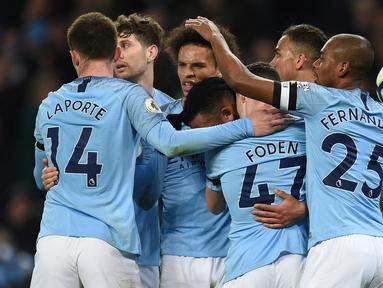 Selebrasi gol Manchester City yang dicetak Leroy Sane pada laga lanjutan Premier League yang berlangsung di Stadion Etihad, Manchester, Kamis (4/4). Manchester City menang 2-0 atas Cardiff City. (AFP/Oli Scarff)