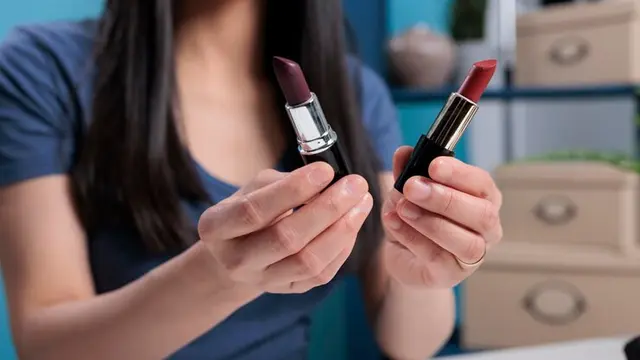 Seorang perempuan sedang berusaha memilih lipstik (Foto Dok: Freepik/EyeEm)