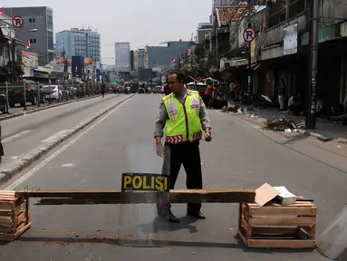Jalan Jatinegara Barat Jakarta kembali ditutup pada Jumat (21/8/2015). Penutupan terkait proses penggusuran warga yang tinggal di sekitar bantaran Kali Ciliwung di Kampung Pulo Jakarta Timur. (Liputan6.com/Helmi Fithriansyah)