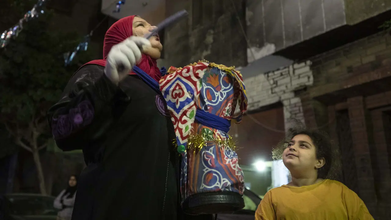 FOTO: Mesaharati, Profesi Membangunkan Sahur ala Mesir