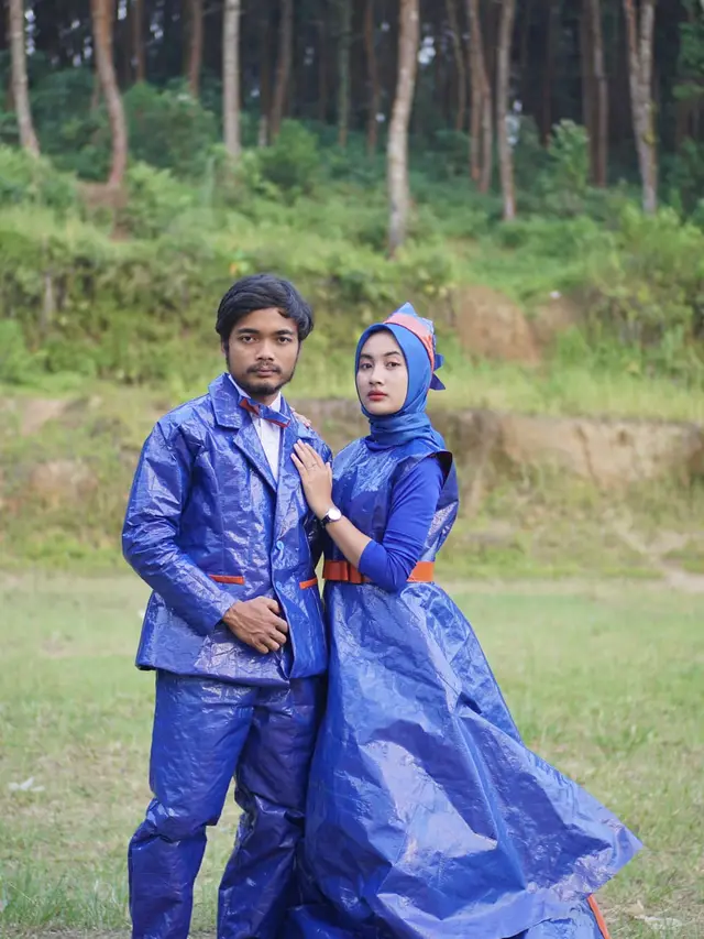 Pasangan Ini Bikin Baju Prewedding dari Terpal, Ini 6 Potret Uniknya