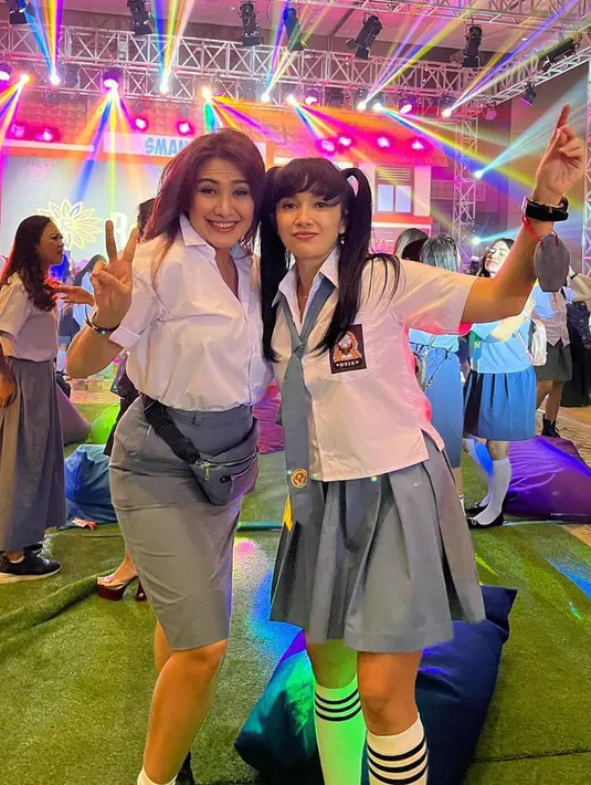 <p>Pedangdut Liza Natalia (kiri) mengaku senang menghadiri pesta ulang tahun Ussy Sulistiawaty. "Keseruan acara Birthday party @ussypratama super seru heboh blm bs move on nih mamak2 balik ke skolah lg dng tema dan lagu2 yg super nostalgia," tulisnya dalam keterangan foto yang diunggah. (Instagram/lizanataliaofficial)</p>