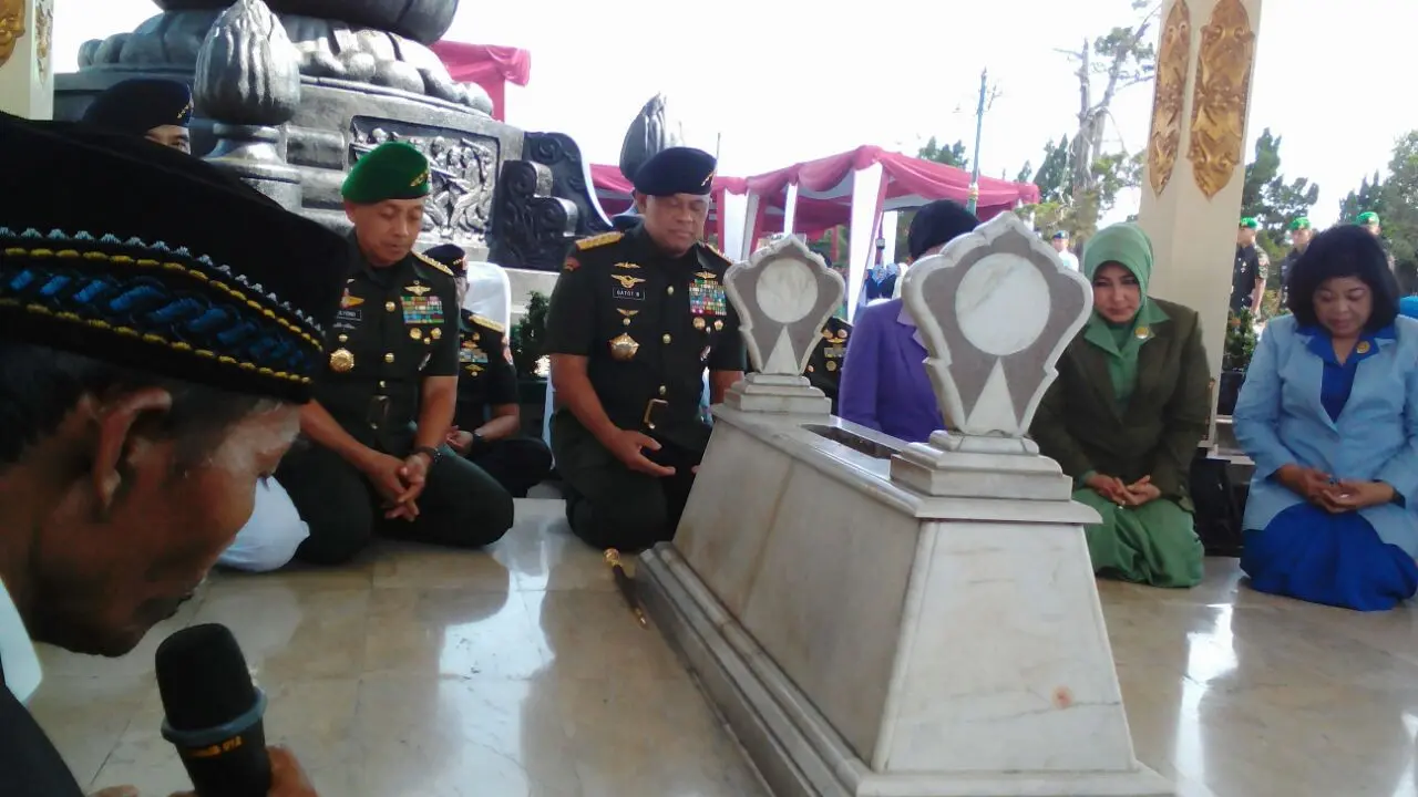 Panglima TNI Jenderal TNI Gatot Nurmantyo berziarah ke makam Jenderal Sudirman di Taman Makam Pahlawan (TMP) Kusumanegara. (Switzy Sabandar/Liputan6.com)