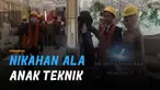 Ada-ada saja tingkah kocak rekan-rekan pengantin laki-laki saat rekannya datang resepsi pernikahan.