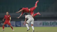 Pemain Timnas Laos U-19, Phonsack Seesavath (atas) berbenturan dengan pemain Timnas Thaliand U-19, Khakana Kamyok saat laga semifinal Piala AFF U-19 2022 yang berlangsung di Stadion Patriot Candrabhaga, Bekasi, Rabu (13/07/2022). (Bola.com/M Iqbal Ichsan)