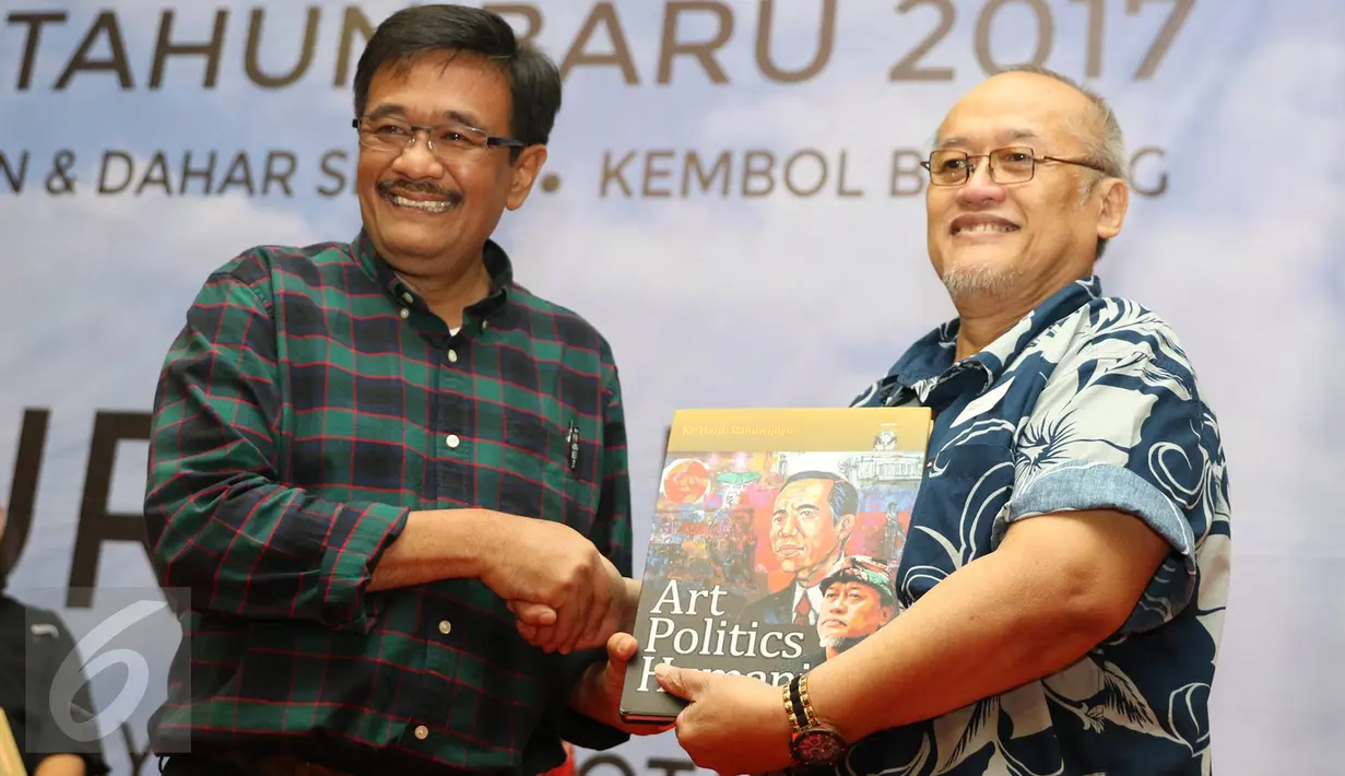 Calon wakil gubernur DKI Jakarta, Djarot Saiful Hidayat menerima buku "Art Politics Humanis" dari Pelukis Hardi saat menghadiri acara paguyuban Blitar Raya se-Jabotabek di Jakarta, Minggu (8/1). (Liputan6.com/Immanuel Antonius)