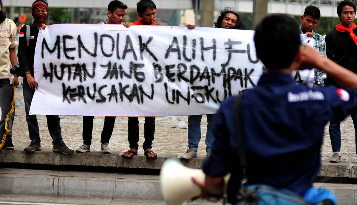 Sejumlah mahasiswa berbagai organisasi Mapala saat berunjuk rasa di kawasan Bundaran HI Jakarta, Jumat (12/12/2014). (Liputan6.com/Johan Tallo)