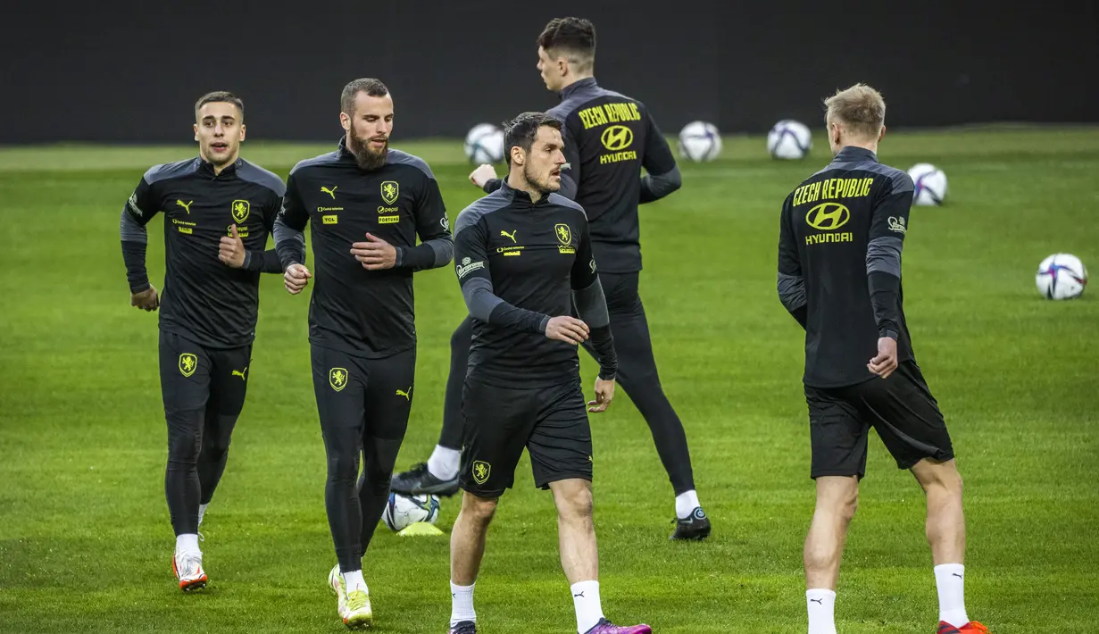 Para pemain Republik Ceko melakukan pemanasan selama sesi latihan  di Friends Arena di Stockholm, Swedia, Rabu (23/3/2022). Republik Ceko akan bertanding melawan tuan rumah Swedia pada play-off Piala Dunia 2022 di Friends Arena. (Claudio Bresciani /TT News Agency/Sweden Out/AFP)