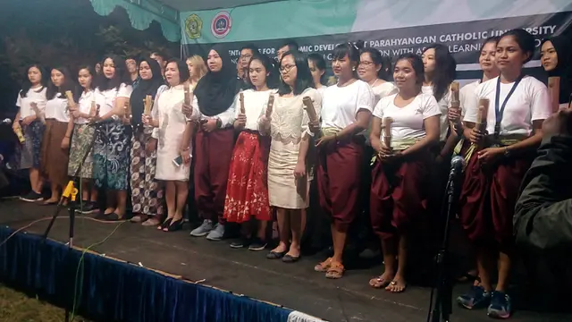 Puluhan mahasiswa program SEED Unpar 2019 yang berasal dari tiga negara ASEAN, nampak asyik dan ceria memainkan alat musik celentung, khas masyarakat Selaawi, Garut