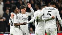 Penyerang Brasil Real Madrid, Endrick (kiri), merayakan gol kelima timnya bersama rekan-rekannya selama pertandingan leg pertama babak 16 besar Copa del Rey (Piala Raja Spanyol) antara Real Madrid CF dan RC Celta de Vigo di stadion Santiago Bernabeu, Madrid pada Jumat (17/1/2025). (JAVIER SORIANO / AFP