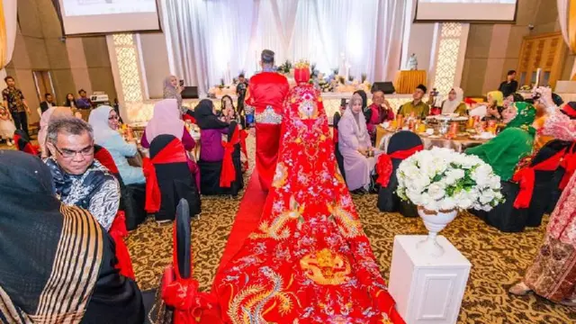 Pasangan di Malysia Gunakan Gaun dan Tunik dari China