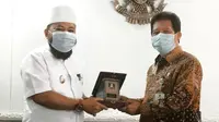 Wali Kota Bengkulu Helmi Hasan menerima plakat berisi doa supaya tercapai apa yang dikehendaki. (Liputan6.com/Yuliardi Hardjo)