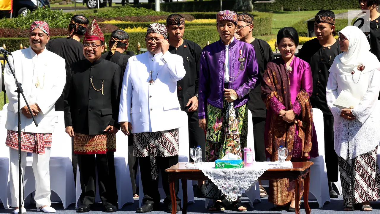 Jokowi Kenakan Baju Sunda Buka Karnaval Kemerdekaan di Bandung