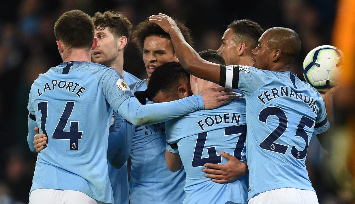Selebrasi gol Manchester City yang dicetak Leroy Sane pada laga lanjutan Premier League yang berlangsung di Stadion Etihad, Manchester, Kamis (4/4). Manchester City menang 2-0 atas Cardiff City. (AFP/Oli Scarff)