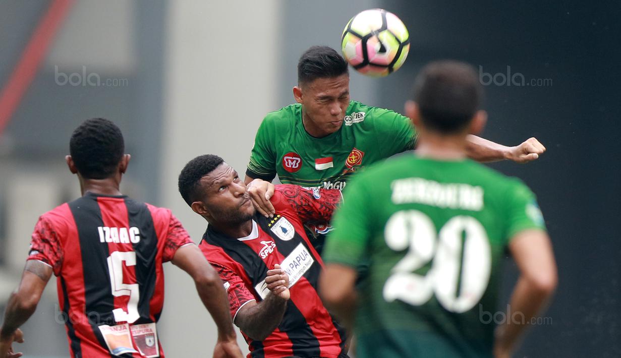 Duel pemain Persipura Jayapura, Marinus Manewar (2kiri) dan Pemain PS TNI, Andy Setyo pada lanjutan Liga 1 2017 di Stadion Patriot, Bekasi (4/11/2017). PS TNI menang 2-1. (Bola.com/Nick Hanoatubun)