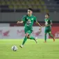 Marselino Ferdinan dalam duel Persebaya Surabaya Vs Barito Putera pada pekan ke-15 BRI Liga 1 di Stadion Manahan, Solo, Sabtu (4/11/2021) malam. (Bola.com/Bagaskara Lazuardi)