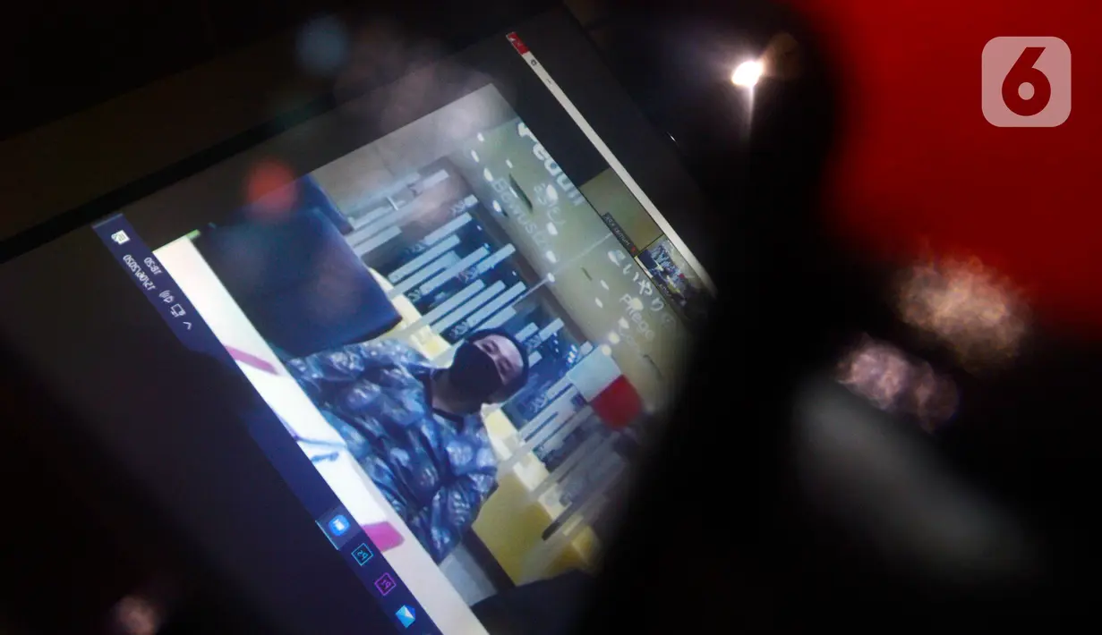 Terdakwa kasus dugaan suap dana hibah KONI, Miftahul Ulum menjalani sidang vonis secara online di Gedung KPK, Jakarta, Senin (15/6/2020). Asisten mantan Menpora, Imam Nahrawi itu divonis hukuman pejara selama 4 tahun ditambah denda Rp 200 juta subsider 3 bulan kurungan. (merdeka.com/Dwi Narwoko)