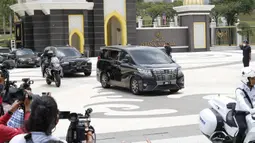 Perdana Menteri Malaysia Muhyiddin Yassin dalam iring-iringan mobil meninggalkan Istana Nasional setelah bertemu dengan raja di Kuala Lumpur, Malaysia, Senin (16/8/2021). Sebelumnya, Muhyiddin dilantik pada Maret 2020 usai melalui drama poitik dengan mengkhianati Mahathir Mohamad. (AP Photo/FL Wong)
