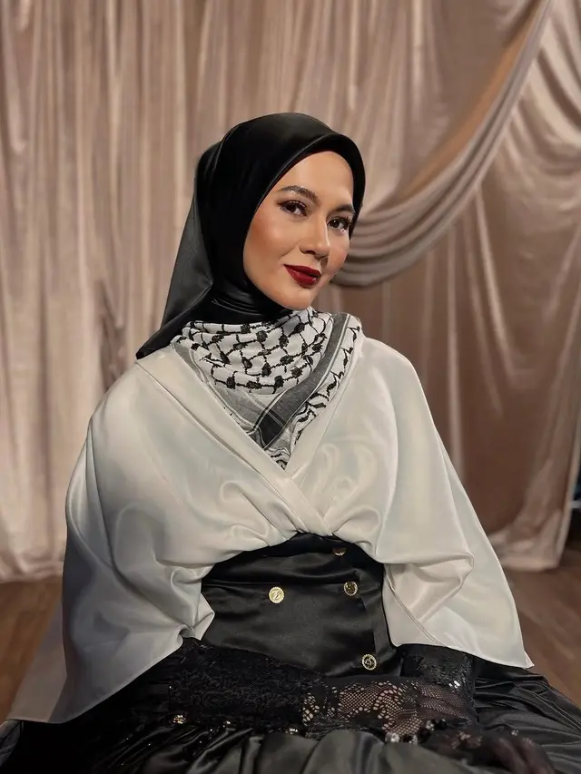 Pesona Megah Paula Verhoeven dengan Dress Hitam Putih dan Makeup Bold Saat Peragakan Busana  Zaskia Sungkar