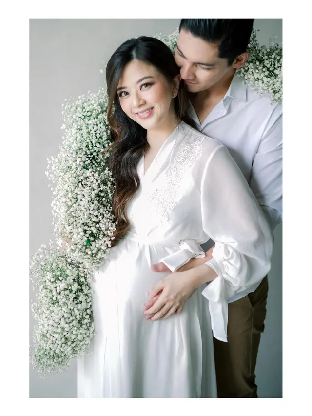 Sudah 8 Bulan, Ini 7 Maternity Shoot Franda yang Bertabur Bunga