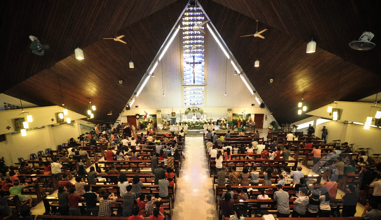 Suasana misa Paskah di Gereja Santo Ignatius, Jakarta, Minggu (5/4/2015). Misa paskah hari ini diperuntukan untuk anak berkebutuhan khusus atau penyandang difabel agar menjalani ibadah dengan kushuk dan hikmat bersama. (Liputan6.com/Faizal Fanani)