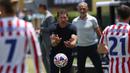<p>Pelatih Atletico Madrid, Diego Simeone, saat laga Grup B Piala Dunia Antarklub 2025 melawan Botafogo yang berlangsung di Rose Bowl stadium, Los Angeles, Amerika Serikat, Selasa (24/06/2025). (AFP/Patrick T. Fallon)</p>