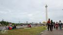 Warga berjalan-jalan di kawasan Monumen Nasional, Jakarta, Minggu (25/12). Libur perayaan Natal 2016 dimanfaatkan sejumlah warga untuk berwisata di kawasan Monumen Nasional. (Liputan6.com/Helmi Fithriansyah)