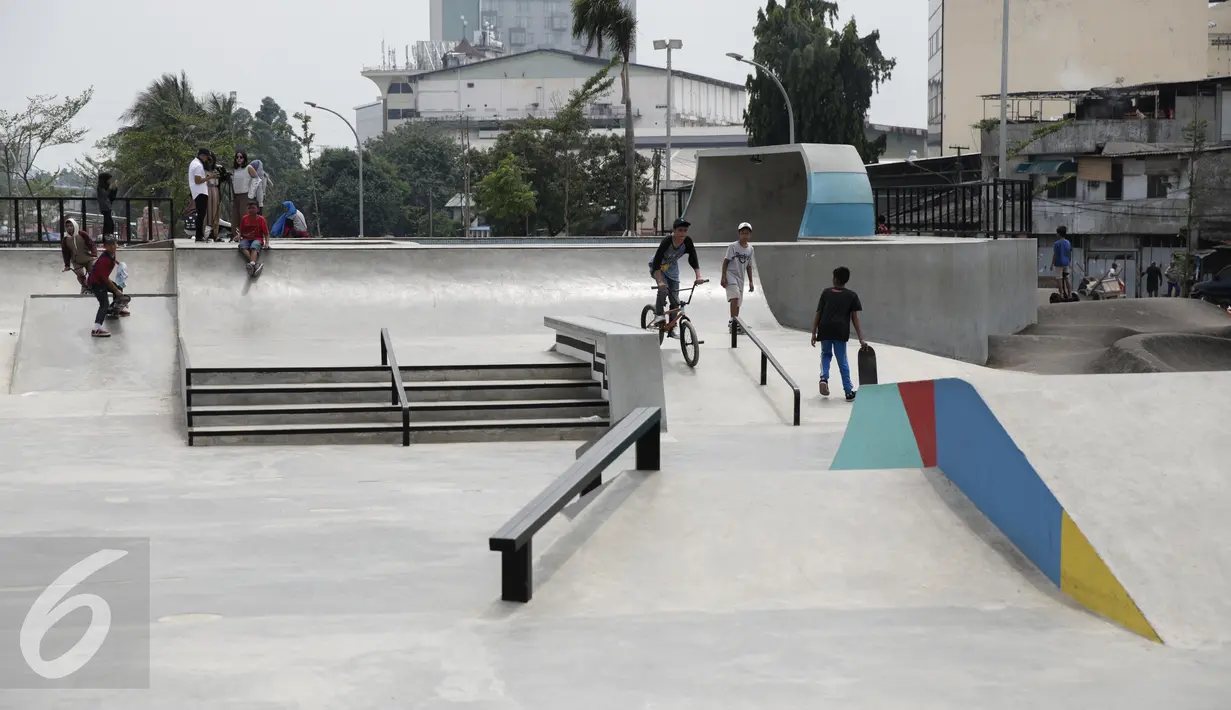 Anak-anak bermain skate board dan sepeda di areal RPTRA Kalijodo, Jakarta, Jumat (14/4). Sejumlah warga menghabiskan libur Paskah dengan mengajak putra-putrinya bermain di areal RPTRA Kalijodo. (Liputan6.com/Faizal Fanani)