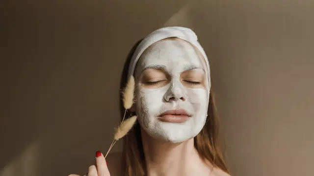 6 Cara Menggunakan Masker Wajah Bubuk Agar Dapat Hasil Lebih Maksimal