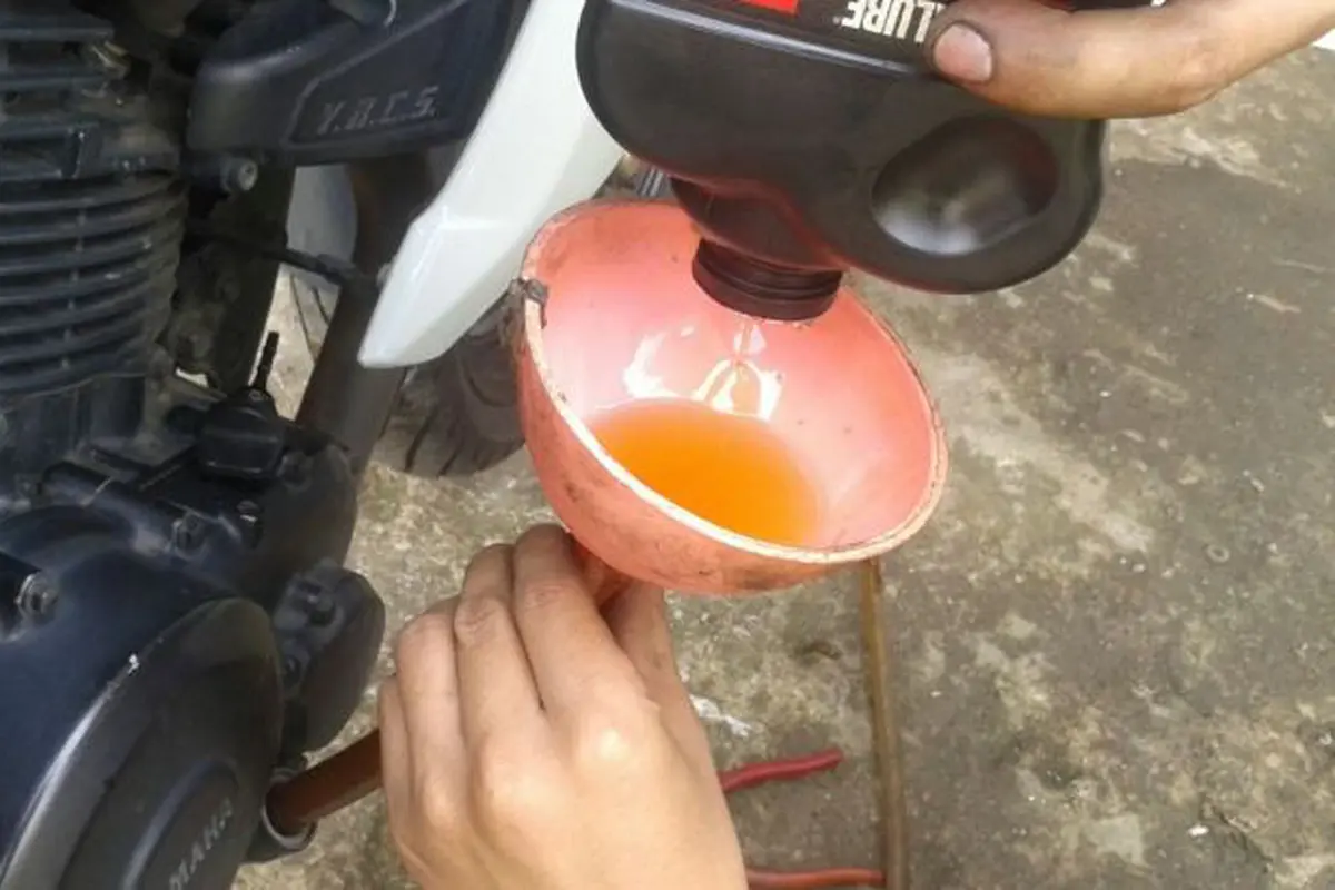 Jangan Isi Oli Melebihi Takaran, Ini Akibatnya