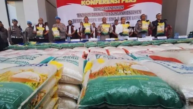 Barang bukti beras oplosan yang menggunakan karung beras Bulog sitaan Polda Riau.