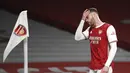 Reaksi pemain Arsenal Calum Chambers saat melawan Everton pada pertandingan Liga Inggris di Emirates Stadium, London, Inggris, Jumat (23/4/2021). Arsenal kalah 0-1 dari Everton. (Michael Regan/Pool via AP)