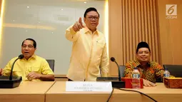  Ketua Dewan Pakar Partai Golkar, Agung Laksono jelang Rapat Pleno XI Dewan Pakar bersama Ketua Umum, Setya Novanto di Jakarta, Jumat (21/7). Rapat membahas perkembangan strategis aktual Partai Golkar untuk konsolidasi. (Liputan6.com/HelmiFithriansyah)