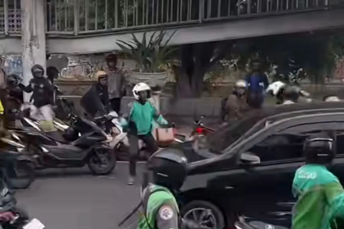 Viral aksi nekat mobil lawan arus di Jalan Gunung Sahari, Sawah Besar, Jakarta Pusat.