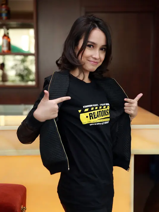 Kisah seru Wina (diperankan oleh Anjani Dina) yang kembali berhubungan dengan sang mantan di saat dirinya sudah memiliki kekasih baru ini dapat disaksikan di bioskop-bioskop tanah air 19 November 2015 mendatang. (Deki Prayoga/Bintang.com)