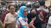 Adik SYL, Tenri Angka Yasin Limpo tak kuasa menahan tangis saat mendengar vonis 10 tahun penjara terhadap kakaknya. (Tim News).